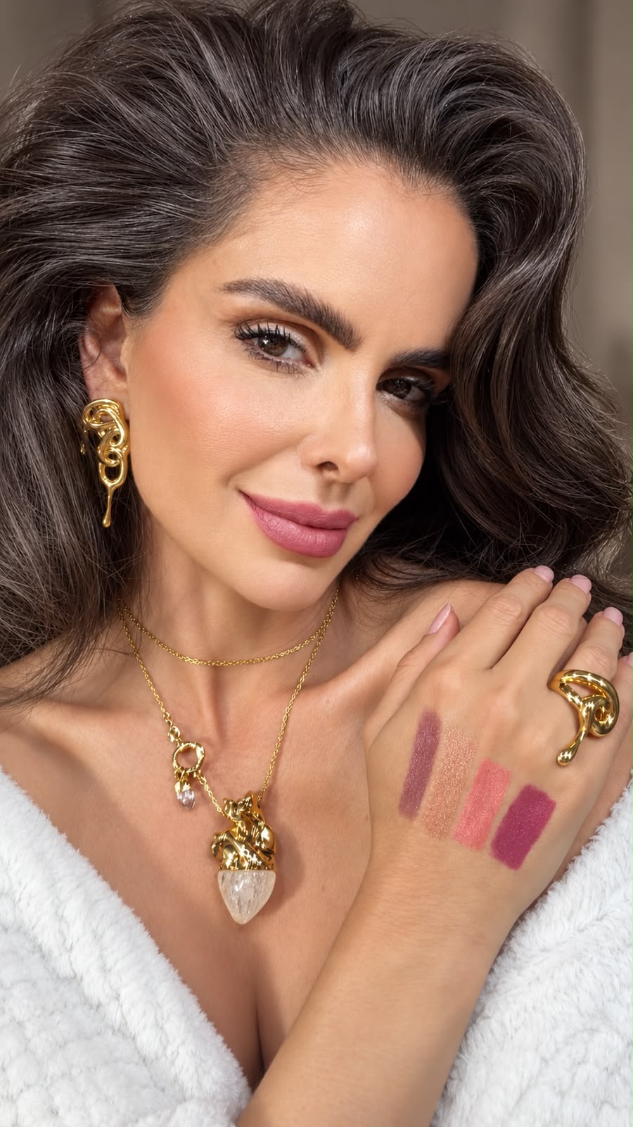 As cores do Kit Chic nos lábios e na mão